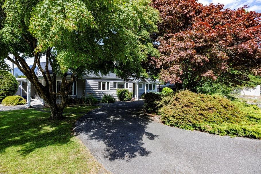 1140 Pinewood Crescent North Vancouver, BC - 2