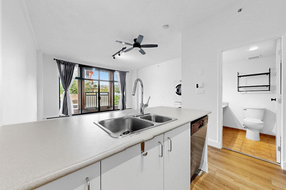 302 22 E Cordova Street Vancouver, BC - 22
