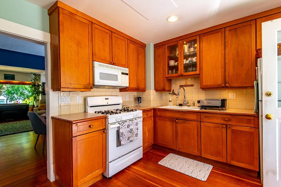 3346 W 11th Avenue Vancouver, BC - 11