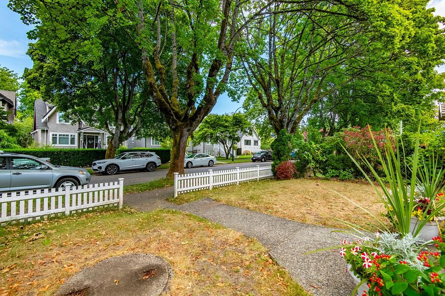 3346 W 11th Avenue Vancouver, BC - 2