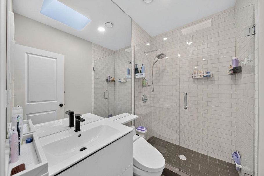 2599 W 36th Avenue Vancouver, BC - 30