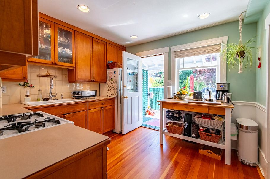 3346 W 11th Avenue Vancouver, BC - 10