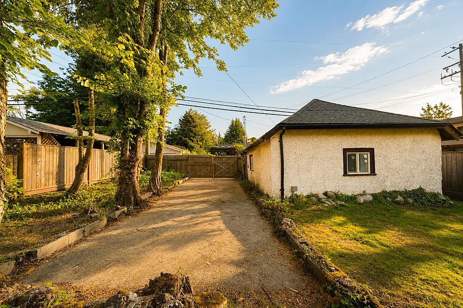 1225 W 26th Avenue Vancouver, BC - 36