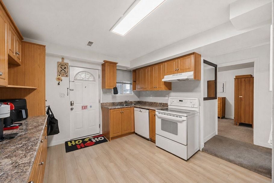 1457 SE Marine Drive Vancouver, BC - 2