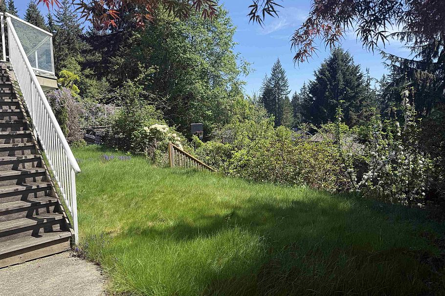 3938 Braemar Place North Vancouver, BC - 38