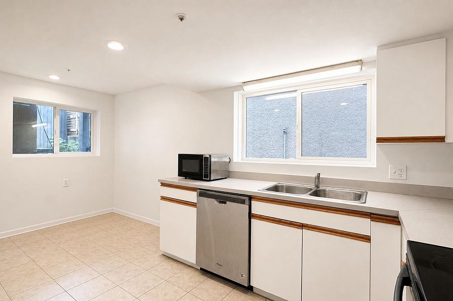 3578 W 15th Avenue Vancouver, BC - 34