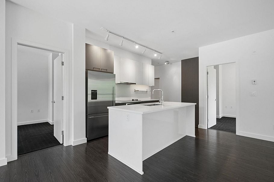 204 1621 Hamilton Avenue North Vancouver, BC - 2