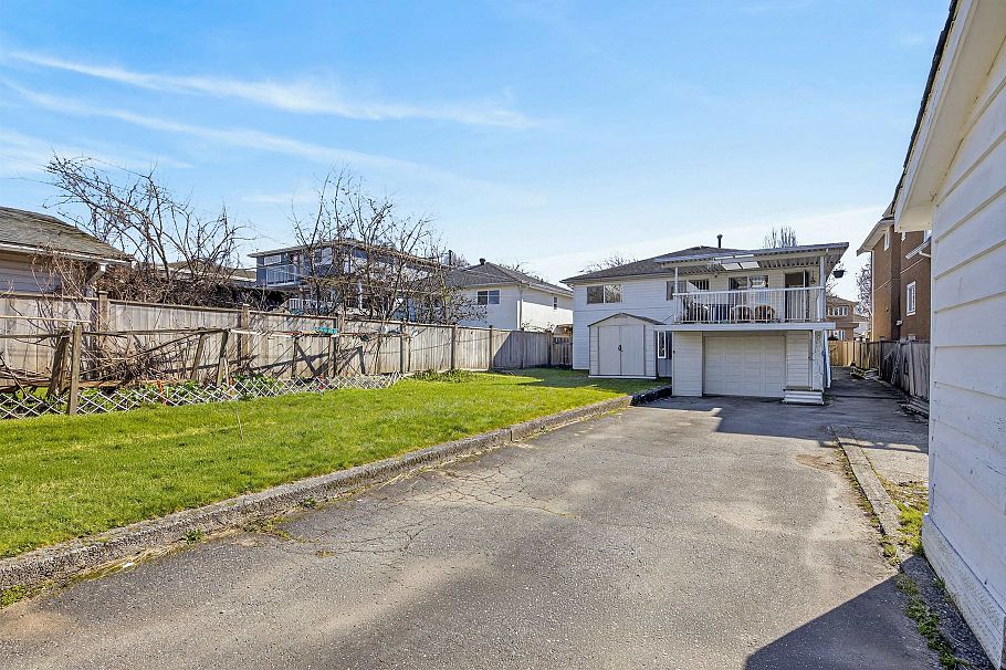 3571 E 46th Avenue Vancouver, BC - 25