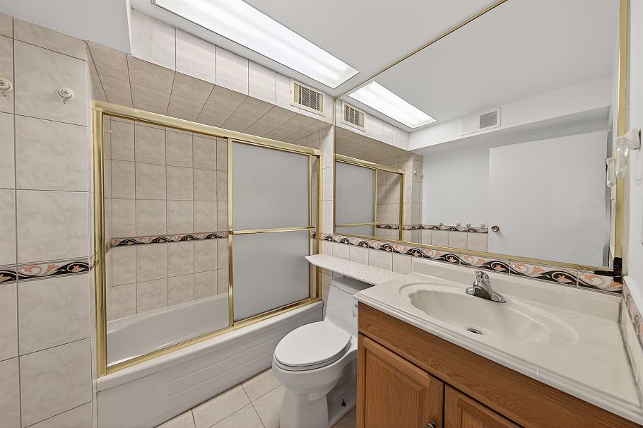 3571 E 46th Avenue Vancouver, BC - 19