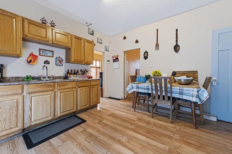 2354 E 33rd Avenue Vancouver, BC - 9