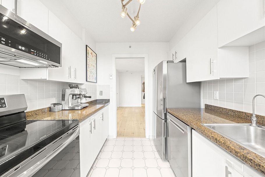303 1633 W 8th Avenue Vancouver, BC - 8