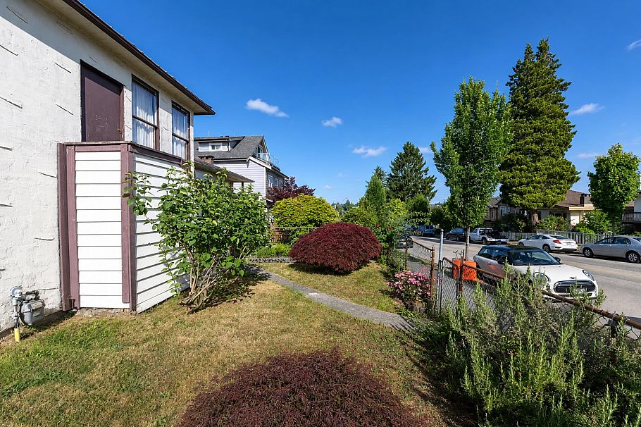 2354 E 33rd Avenue Vancouver, BC - 3