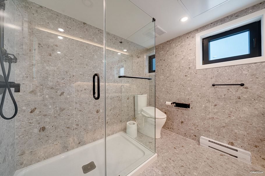 6292 Oak Street Vancouver, BC - 24