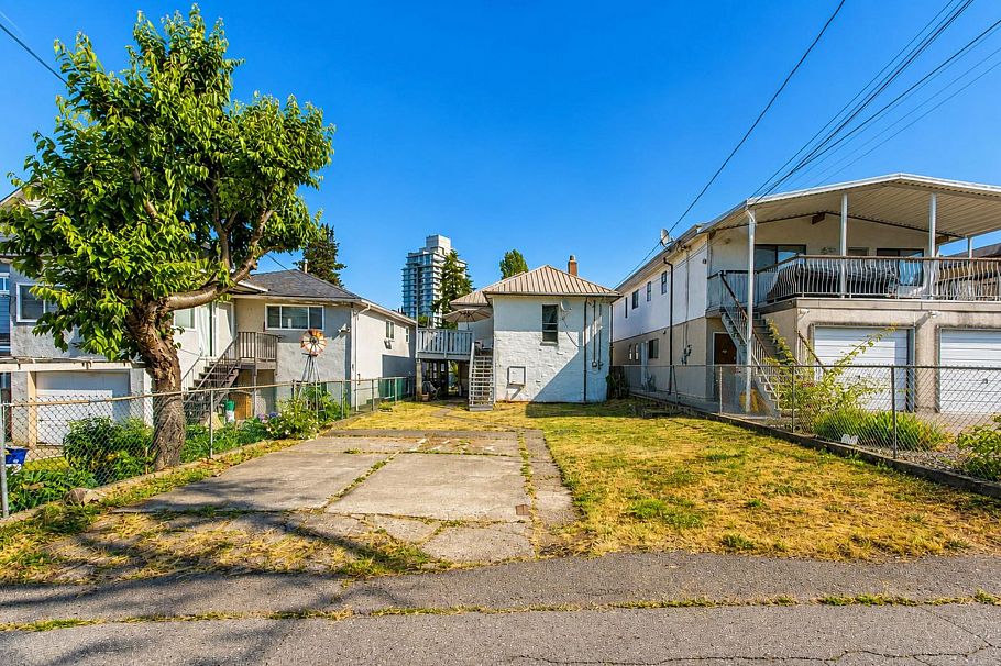 2354 E 33rd Avenue Vancouver, BC - 6