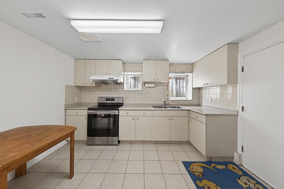 3571 E 46th Avenue Vancouver, BC - 21