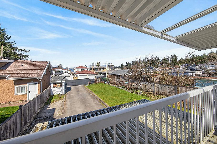 3571 E 46th Avenue Vancouver, BC - 11