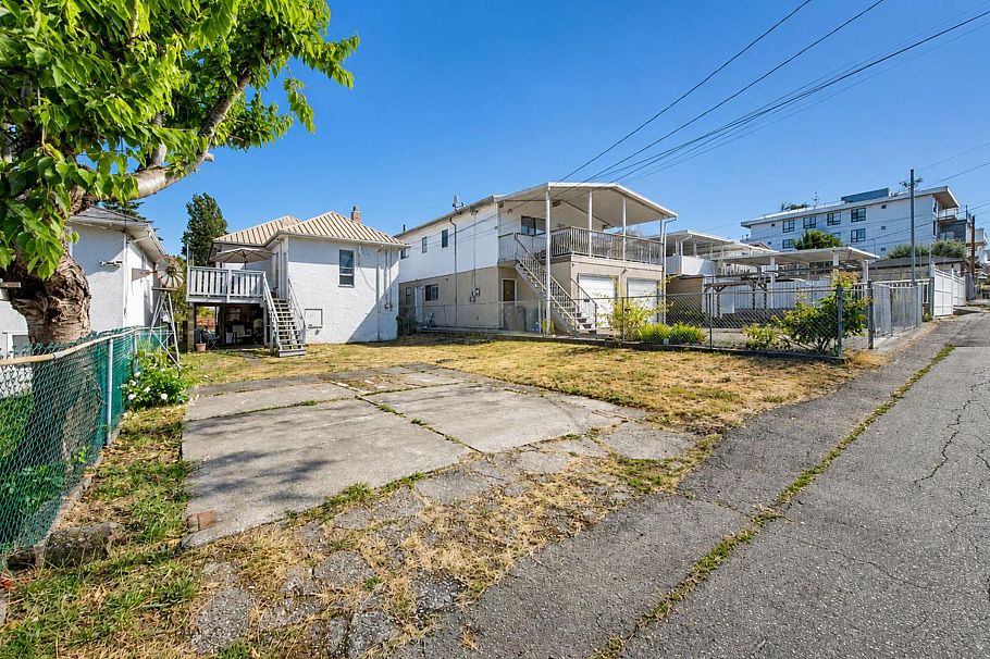 2354 E 33rd Avenue Vancouver, BC - 5