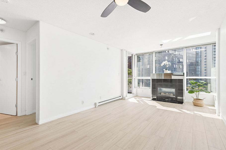 903 1328 W Pender Street Vancouver, BC - 4