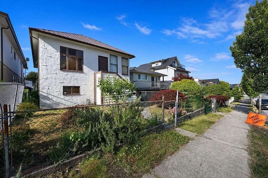 2354 E 33rd Avenue Vancouver, BC - 2