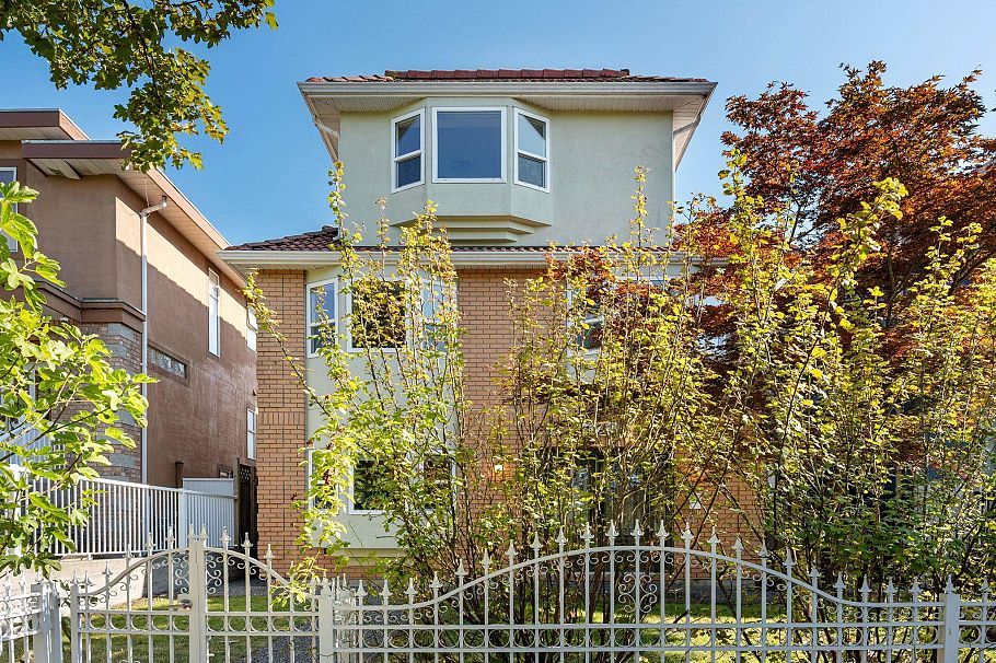 2748 E 23rd Avenue Vancouver, BC - 1