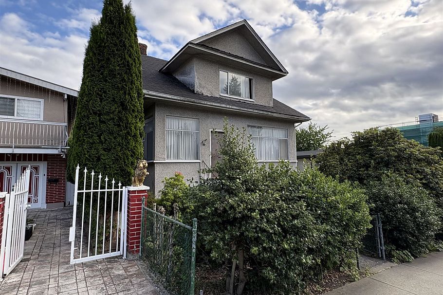 676 E King Edward Avenue Vancouver, BC - 4