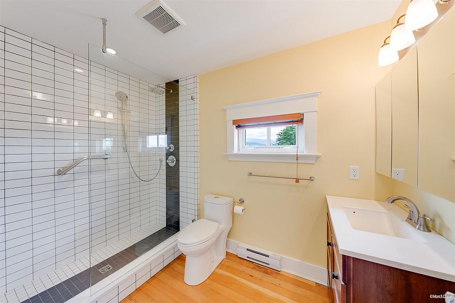 848 E 6th Street North Vancouver, BC - 40