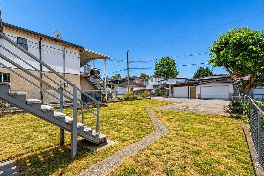 2354 E 33rd Avenue Vancouver, BC - 4