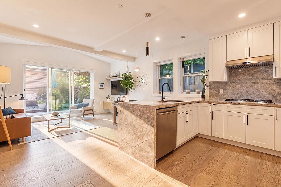 1372 E 10th Avenue Vancouver, BC - 2