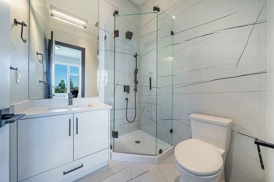 214 W 24th Street North Vancouver, BC - 30