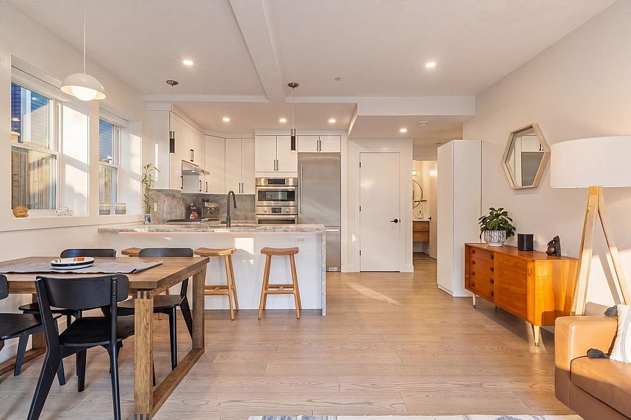 1372 E 10th Avenue Vancouver, BC - 11