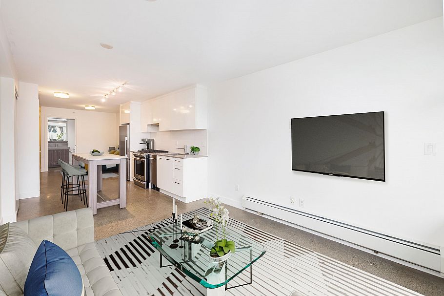 305 231 E Pender Street Vancouver, BC - 1