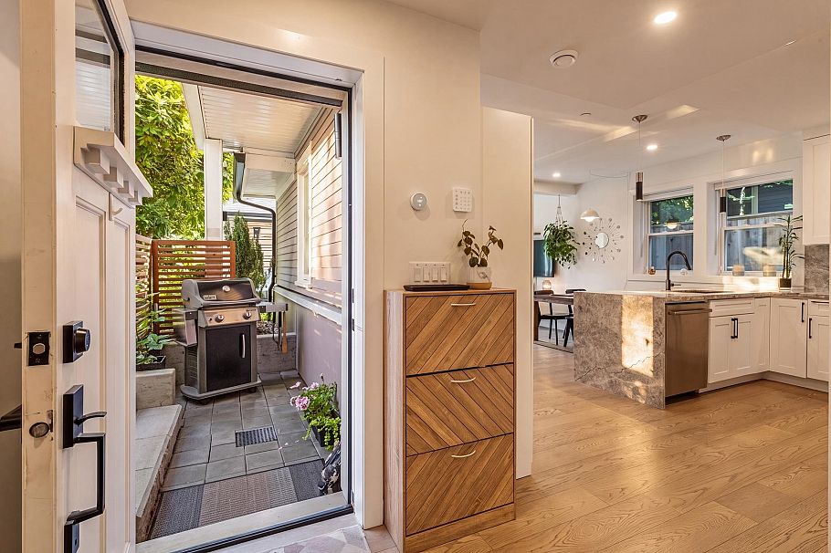 1372 E 10th Avenue Vancouver, BC - 4