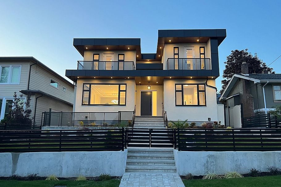 214 W 24th Street North Vancouver, BC - 3