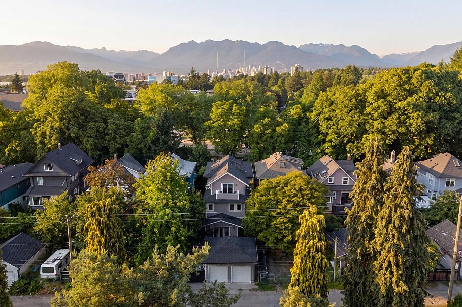 1372 E 10th Avenue Vancouver, BC - 3