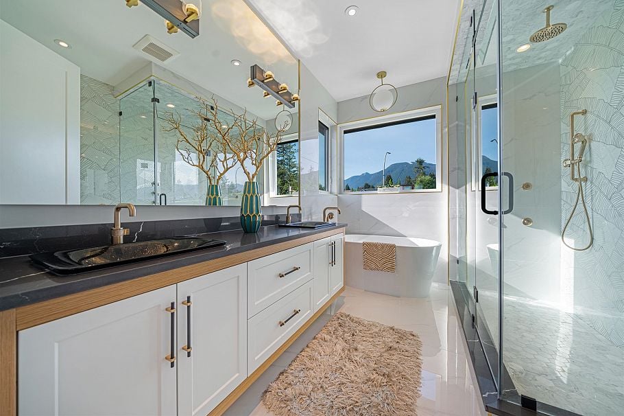 214 W 24th Street North Vancouver, BC - 24