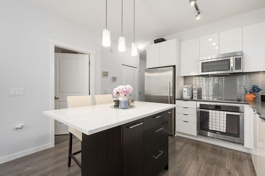 417 2665 Mountain Highway North Vancouver, BC - 3