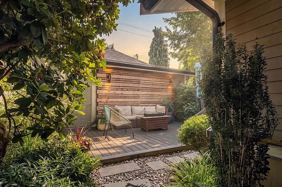 1372 E 10th Avenue Vancouver, BC - 16