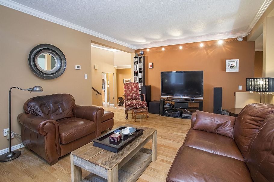 1989 Cedar Village Crescent North Vancouver, BC - 6