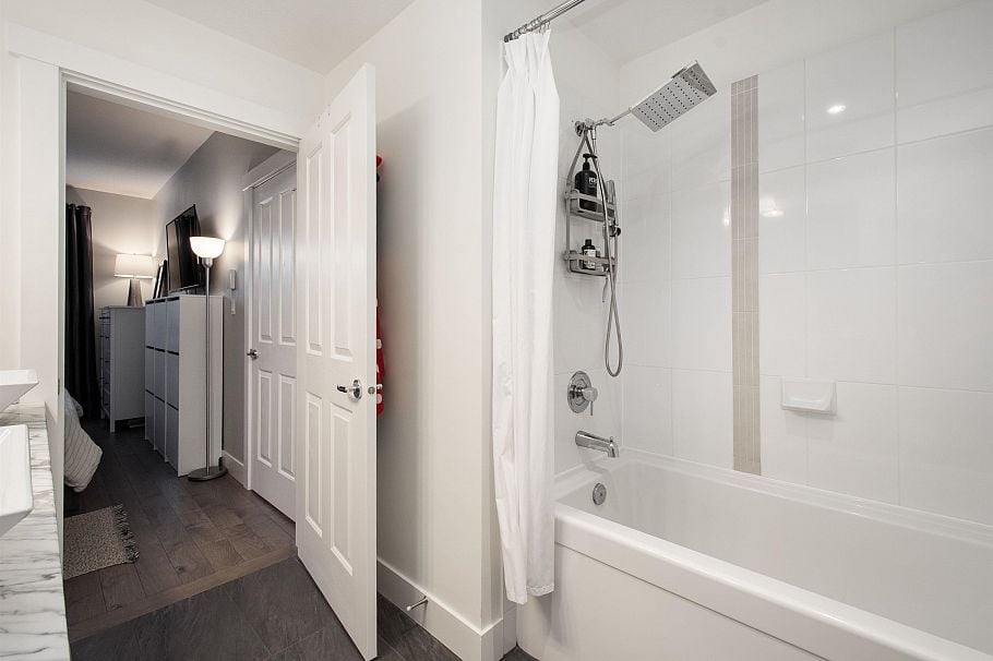 104 1111 E 27th Street North Vancouver, BC - 27
