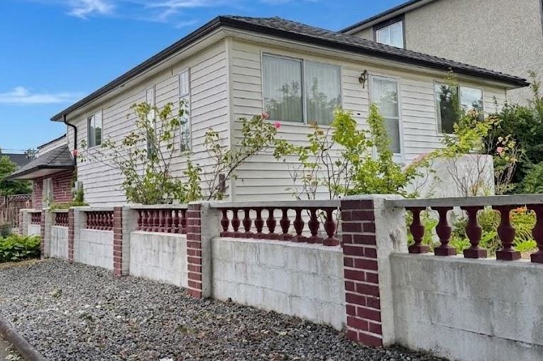 1750 Slocan Street Vancouver, BC - 1
