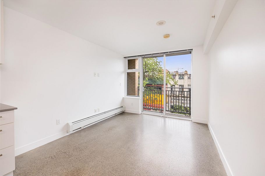 305 231 E Pender Street Vancouver, BC - 4