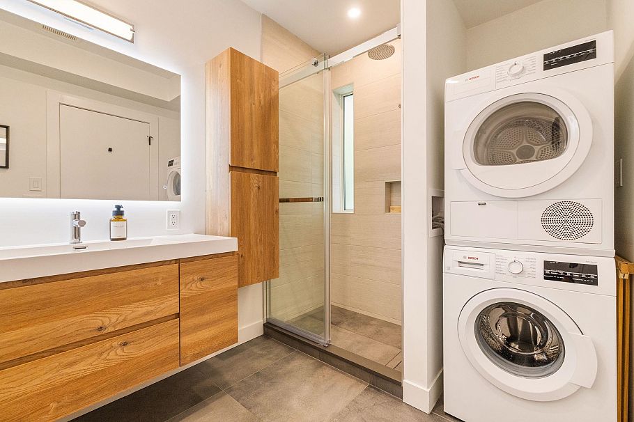 1372 E 10th Avenue Vancouver, BC - 26