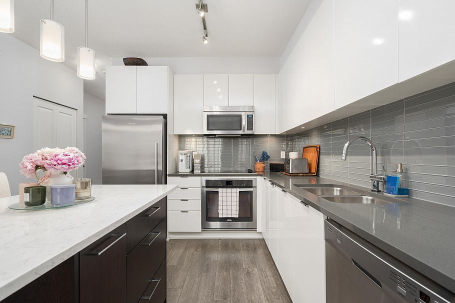417 2665 Mountain Highway North Vancouver, BC - 2