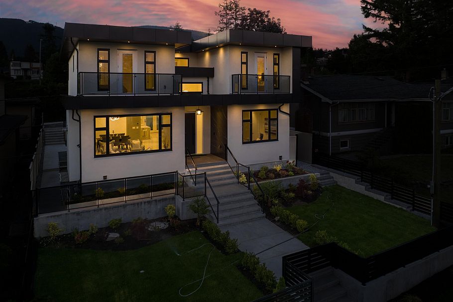 214 W 24th Street North Vancouver, BC - 2