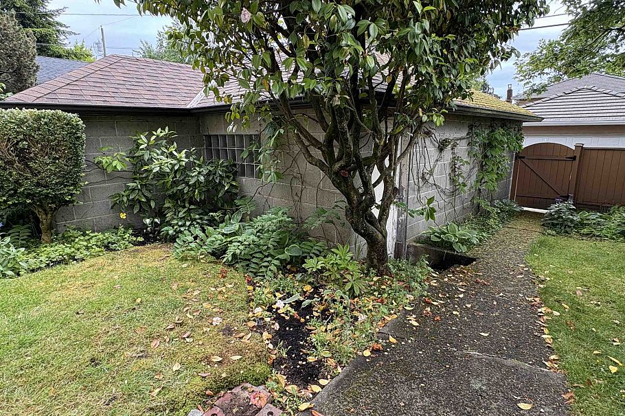 312 E 46th Avenue Vancouver, BC - 3