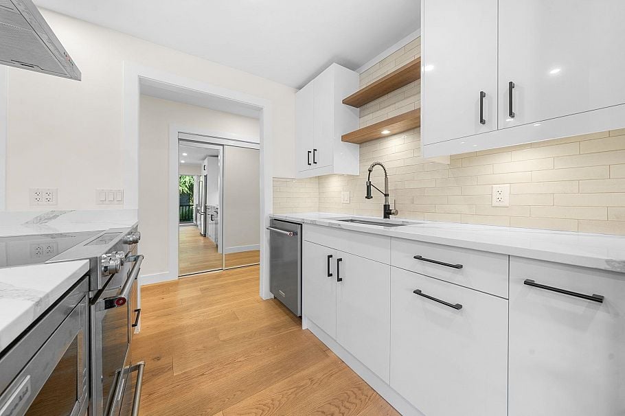 911 555 W 28th Street North Vancouver, BC - 10