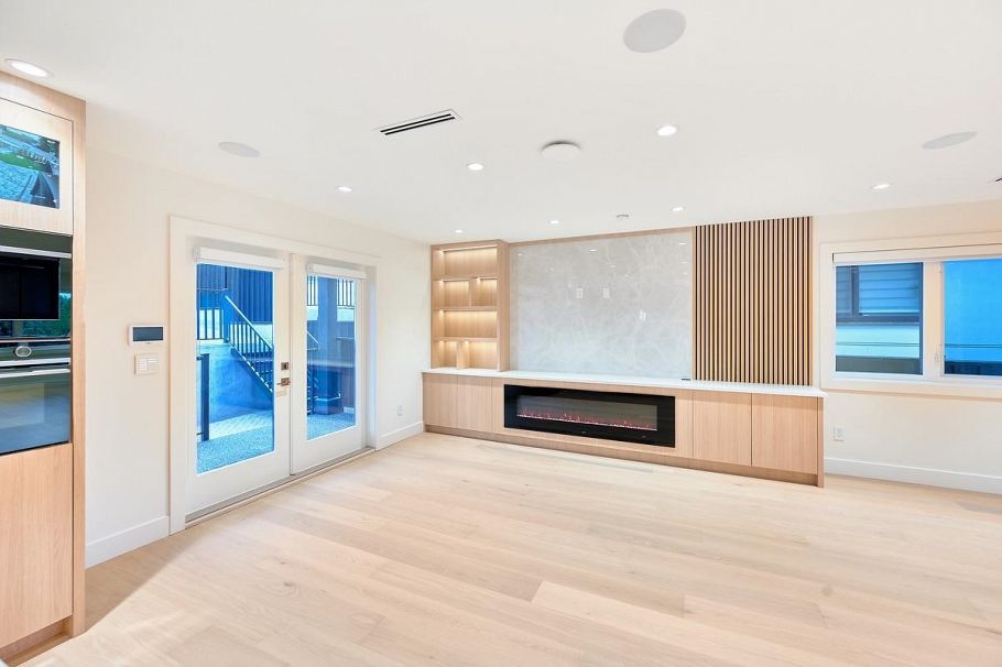 806 Montroyal Boulevard North Vancouver, BC - 5