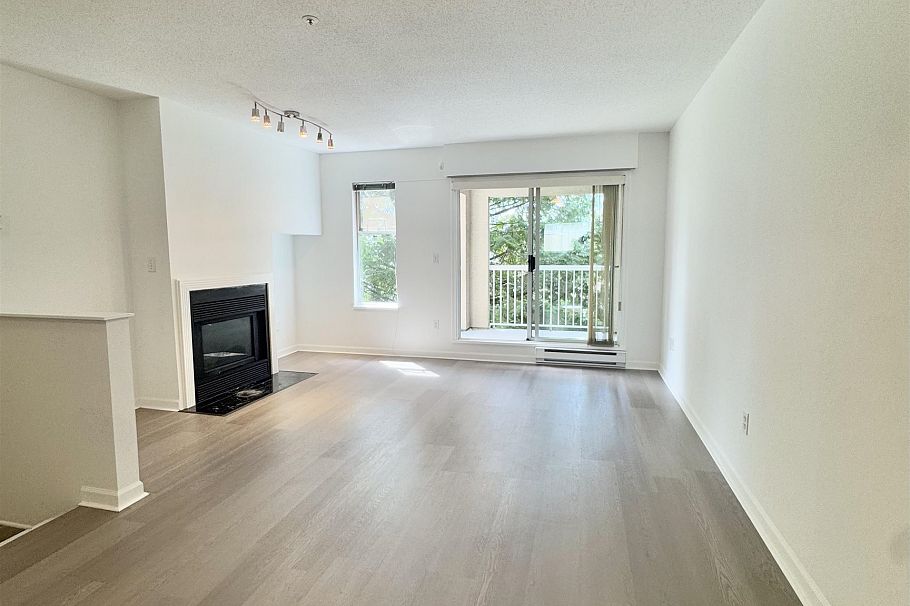 202 3683 Wellington Avenue Vancouver, BC - 4