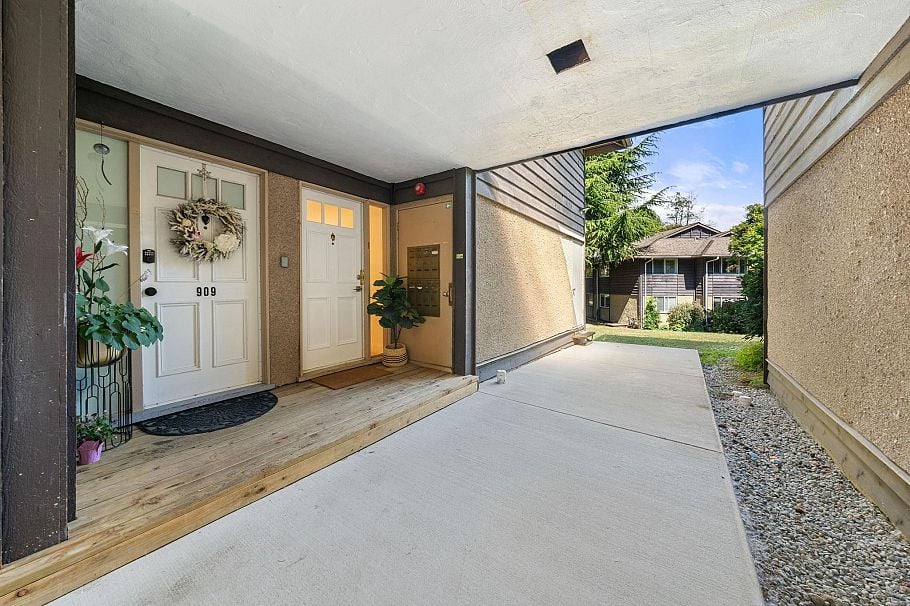 911 555 W 28th Street North Vancouver, BC - 35