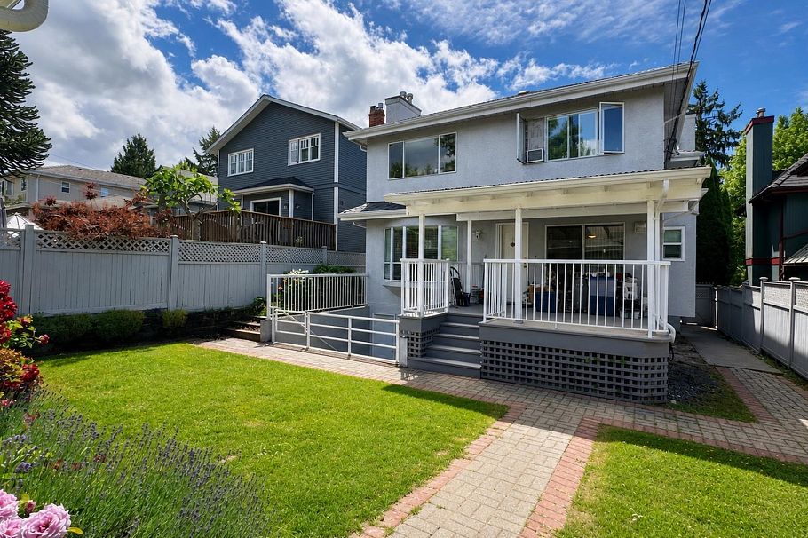3713 W 31st Avenue Vancouver, BC - 37